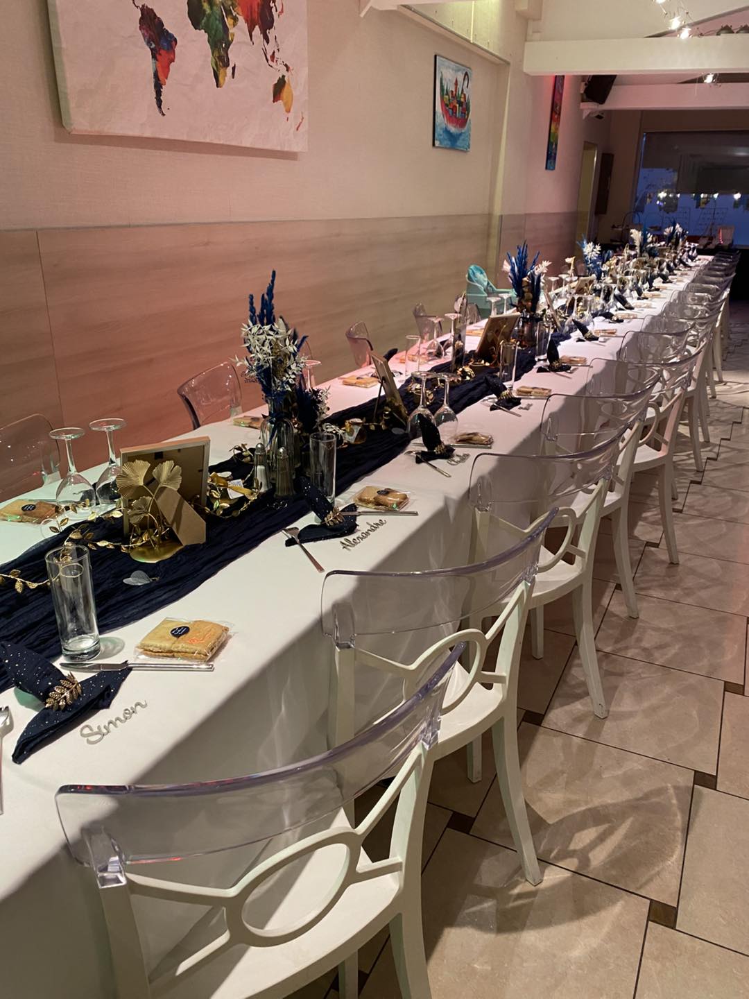 La salle de rĂ©ception prĂȘte pour un Ă©vĂ©nement.